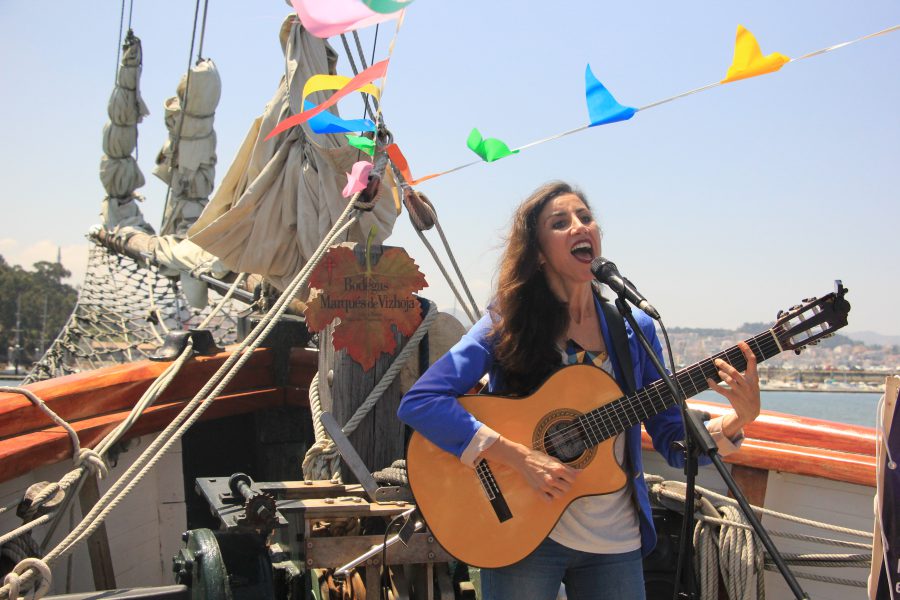 A artista Najla Shami na presentación aos medios de Agosto na Ría.